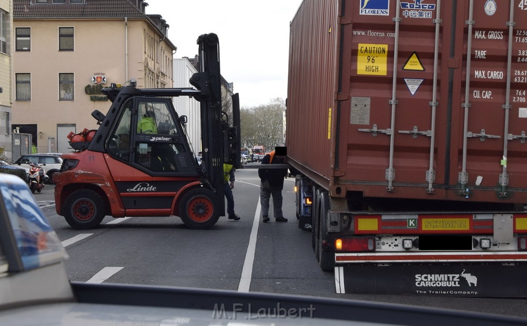 LKW gegen Bruecke wegen Rettungsgasse Koeln Muelheim P55.JPG - Miklos Laubert